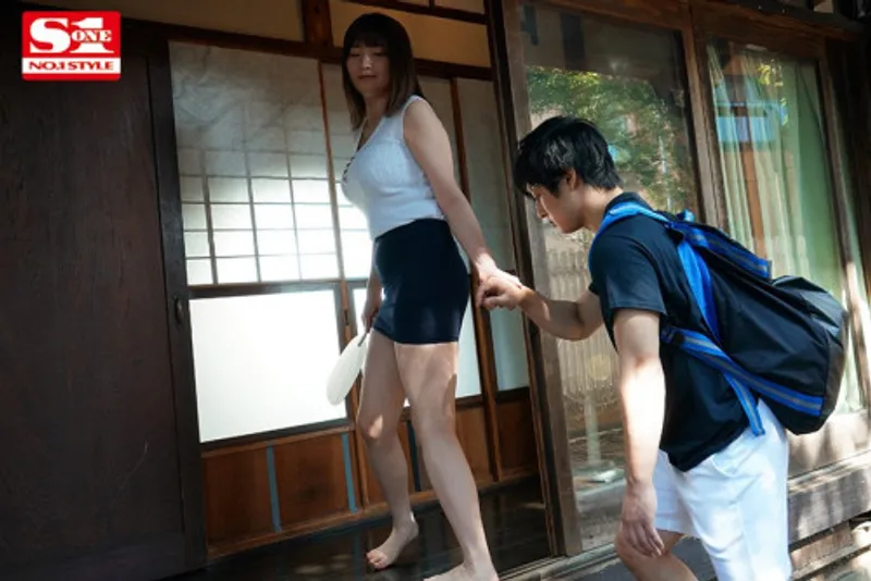 Anh chàng dâm đãng buồi khi nhìn trộm em họ "đi ngoài" với chồng