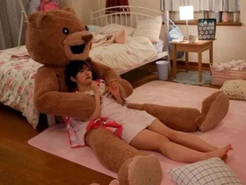 Chú bạn gái nhồi bông và em em học sinh ngây thơ