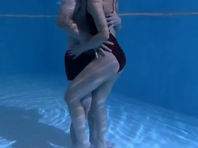 Anh xã lạnh nhạt, bà xã địt nhau với hlv dạy bơi