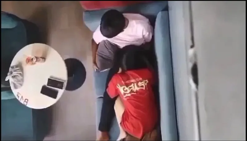 Quay lén em ghệ liếm mút cho cô bạn gái nơi công cộng