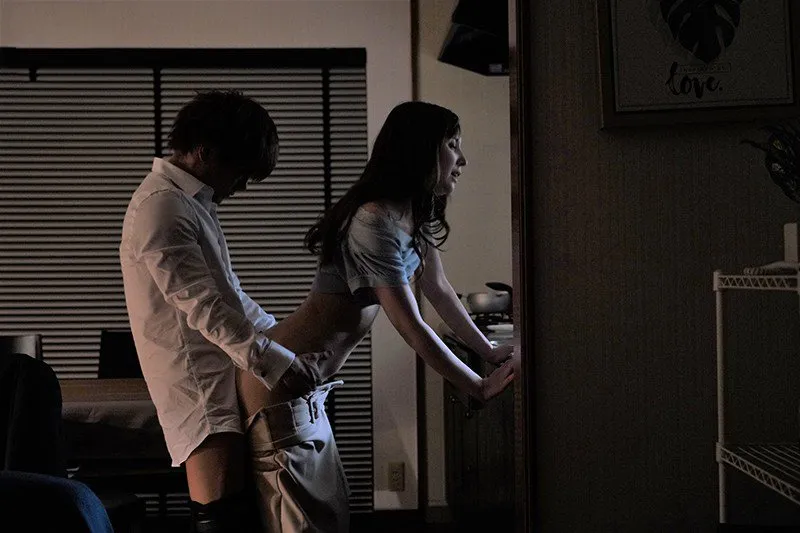 Cấp trên đi công việc, cậu nhân viên đến nhà làm tình cô vợ ông ấy