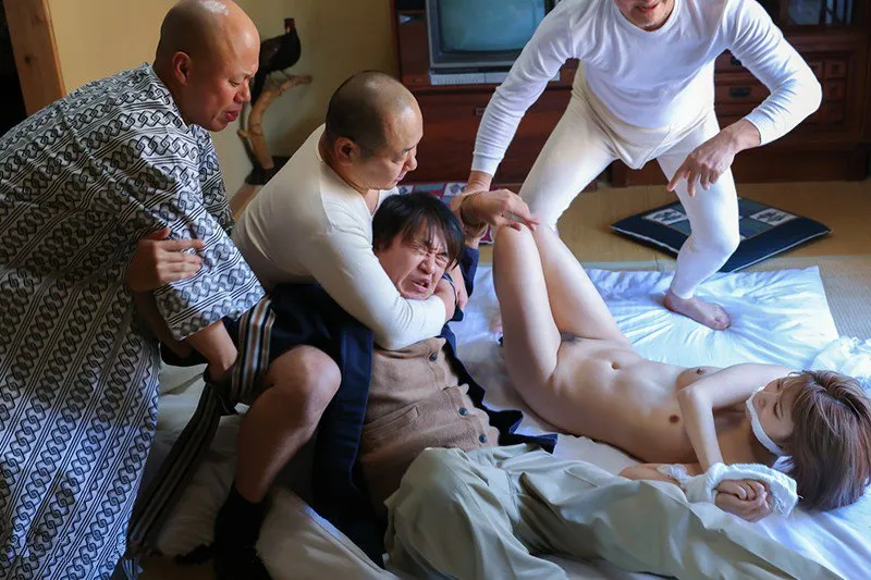 Người chồng nhìn cô vợ bị những tên tù vượt ngục cưỡng hiếp