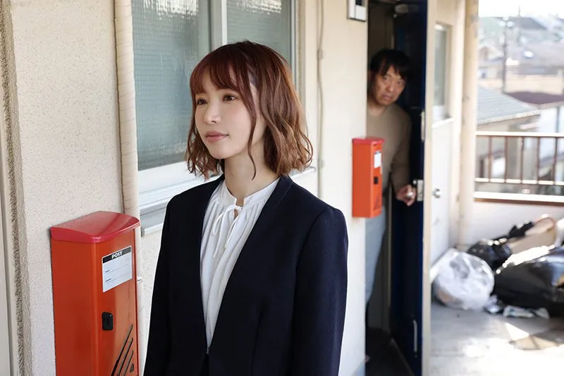 Gã nhà sát bên biến thái thường xuyên nghe tiếng rên của đôi người vợ chồng trẻ cạnh bên