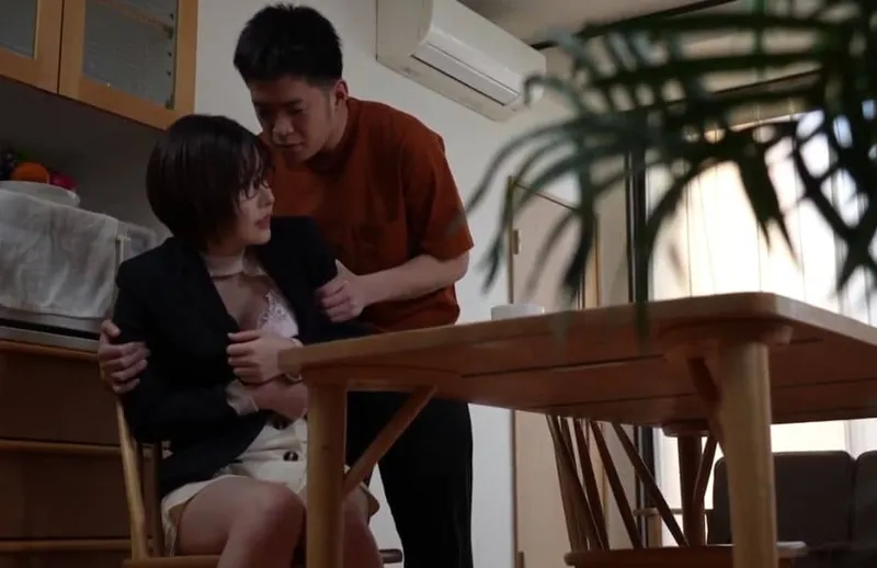 Trở về sau khi bị cưỡng hiếp thì tiếp tục bị bố và em anh xã chơi