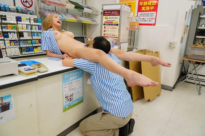 Anh cấp trên tống tình bé con ngổ ngáo của chủ cửa hàng tiện lợi