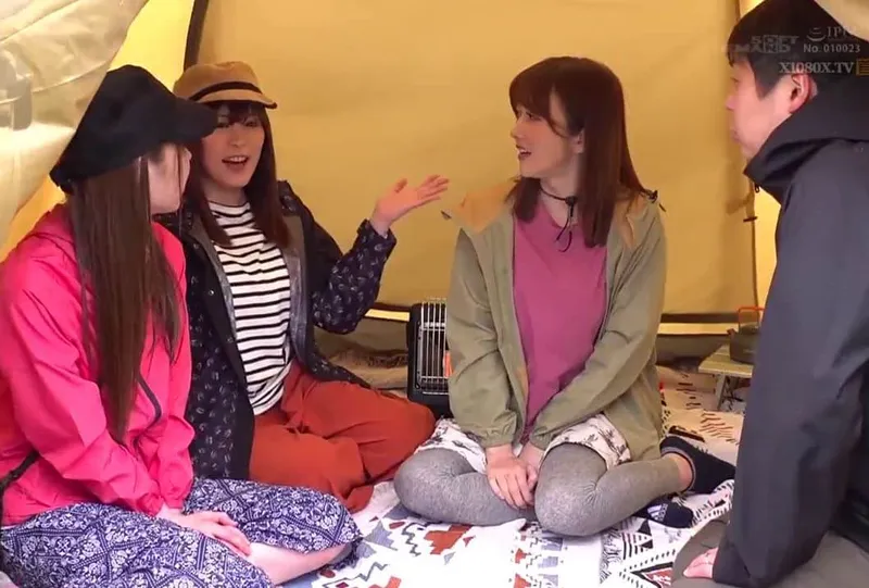 Chuyện lạ đời, gã chồng thay vợ yêu đi cắm trại với mấy cô bạn của vợ yêu ở khu phố…