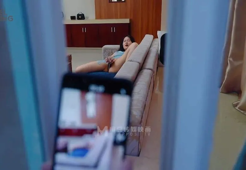 đột nhập nện em nhà kề bên đang thủ dâm