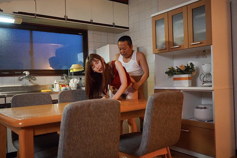 Con gái bị ông chồng mới của má chịch mỗi ngày, cho dù đã có người yêu