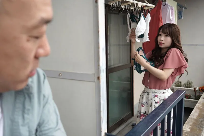 Gã hàng xóm chuyên soi mói và cặp bà xã gã chồng thường xuyên rên la quá to